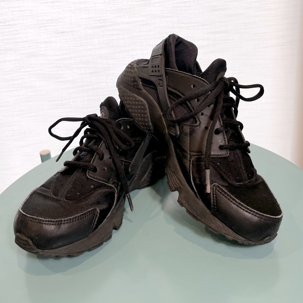 NIKE AIR Women’s Triple Black Hurrache Sneakers size 7.5